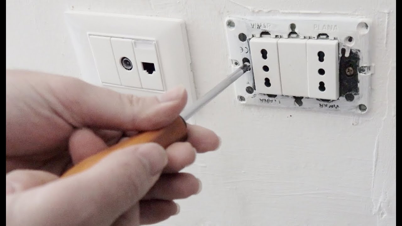 Come cambiare una presa elettrica dal muro. Facilissimo. Per farlo non bisogna essere elettricisti.