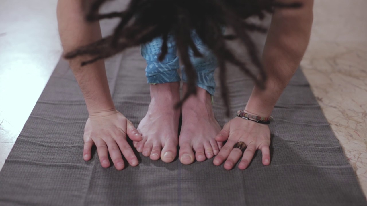 Yoga Postura 1: Pinza vertical | Decathlon España