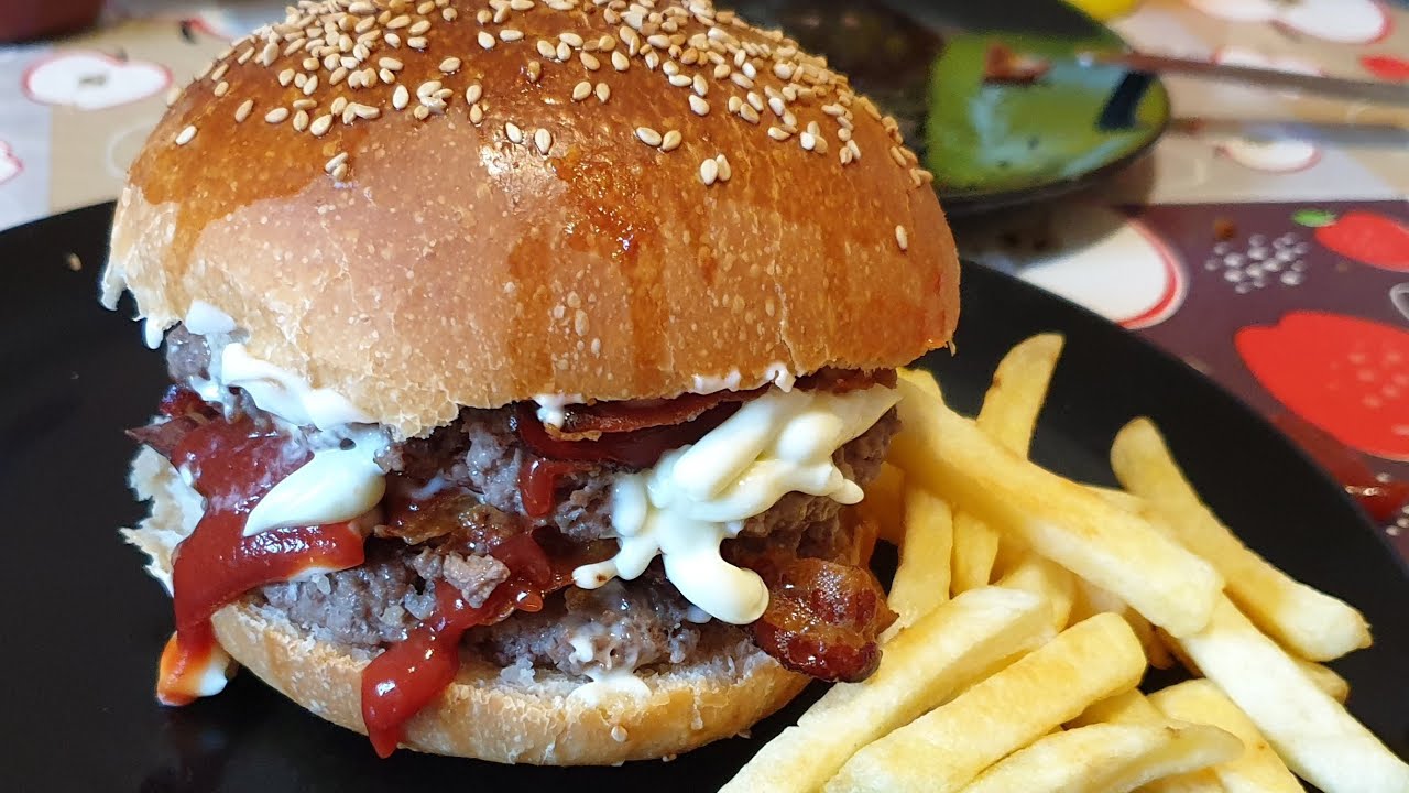 Panini per hamburger con lievito madre. Burger buns with sourdough
