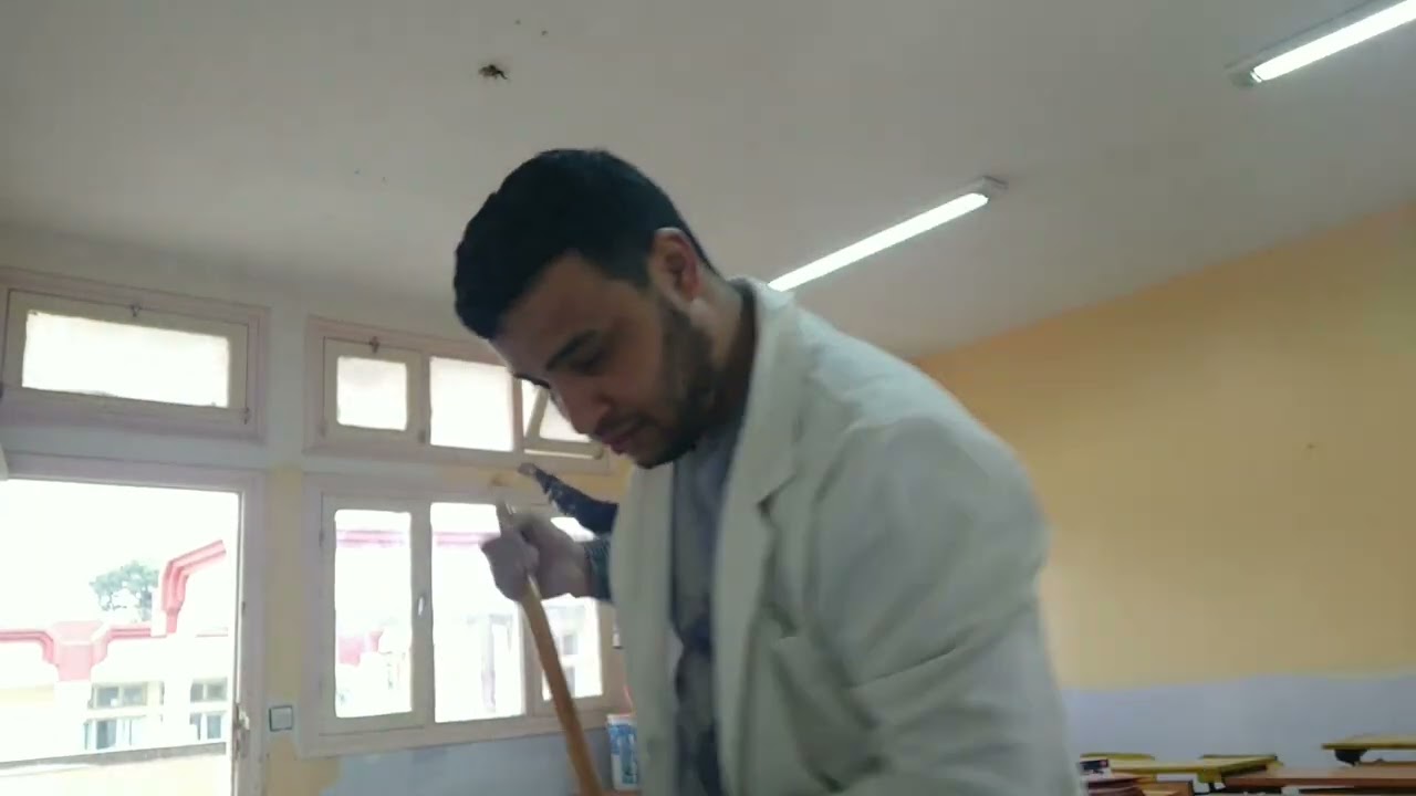 مدرسة ابن بطوطة الابتدائية مديرية فاس : صباغة القسم بتعاون الجميع