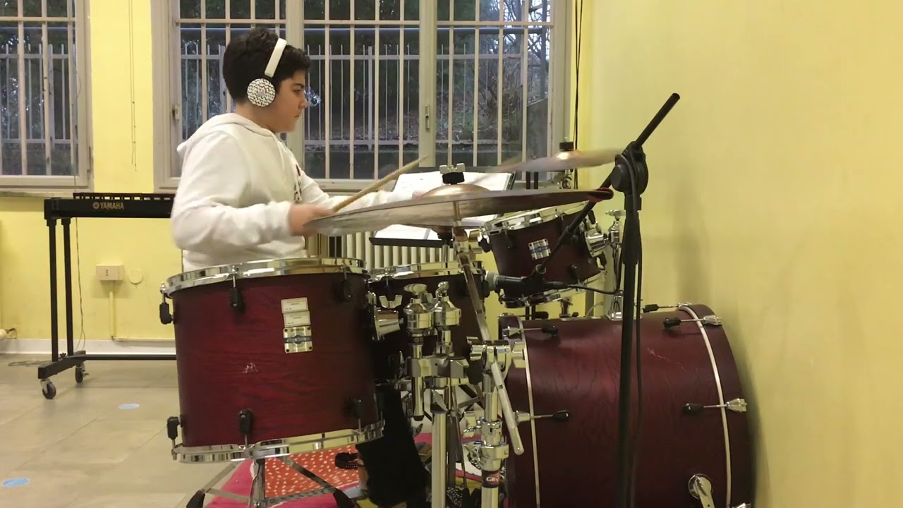 Tommaso Baldoni suona alla batteria Numb dei Linkin Park