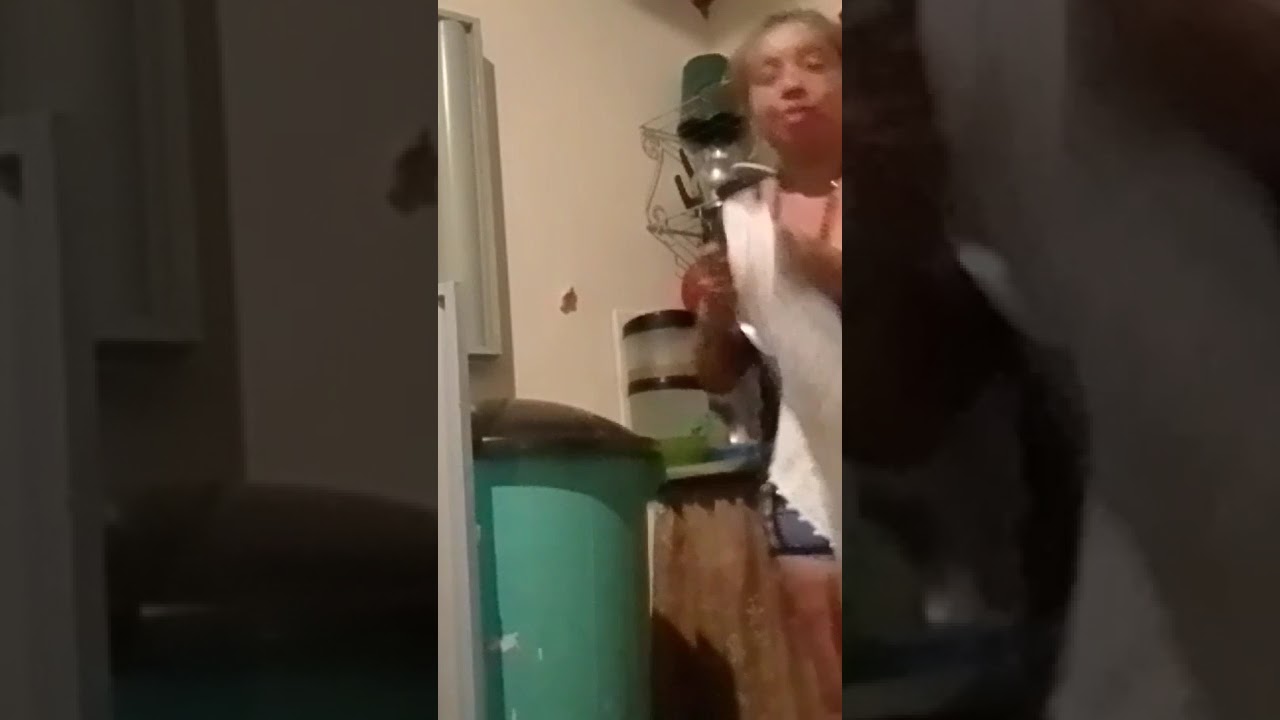 Eu💃 lavando 🚿🧽 a pia 🚰 da cozinha 🫕 meus amores 💕