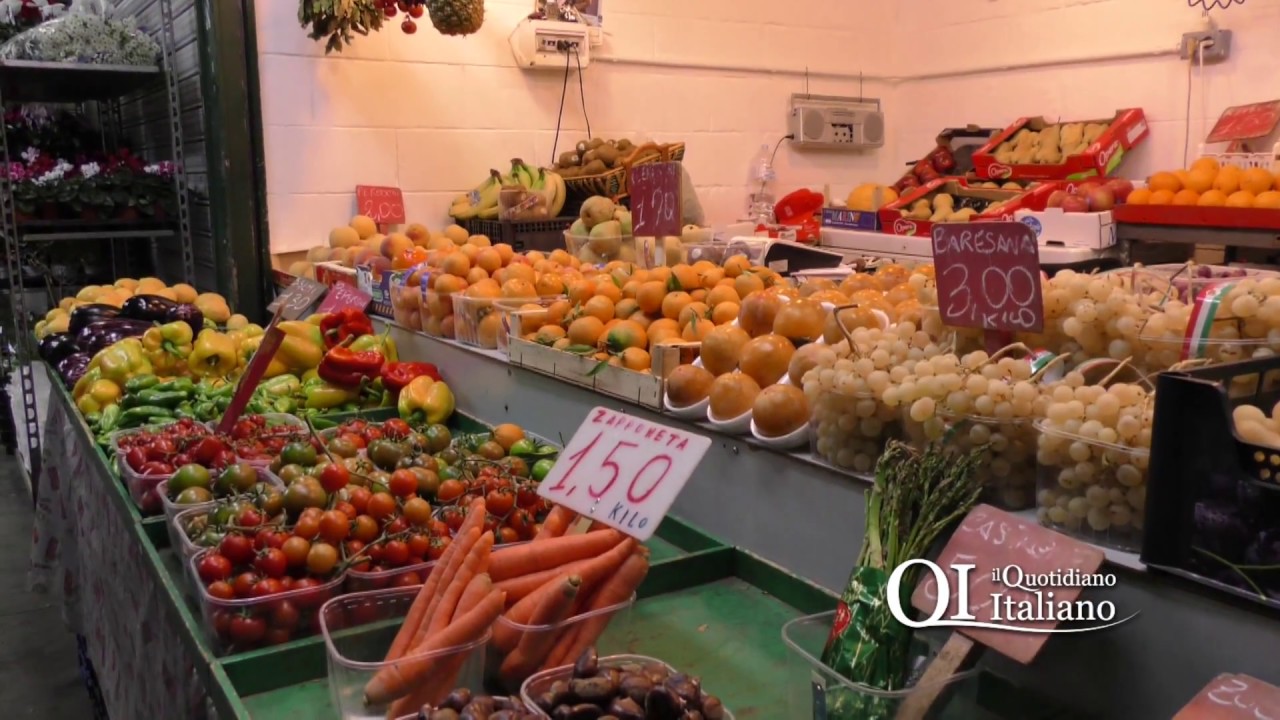Bari, i mercato delle assurdità in piazza Balenzano