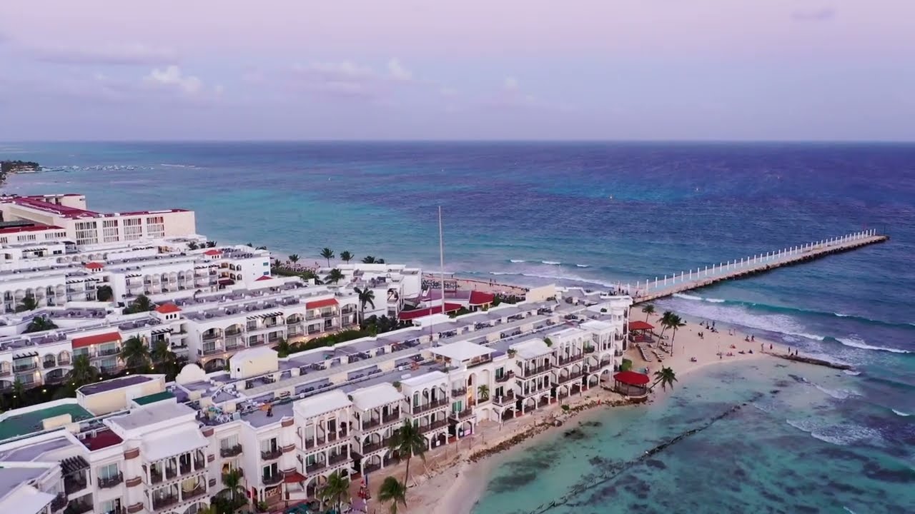 Volando sobre Playa del Carmen Mexico DRONE FOOTAGE