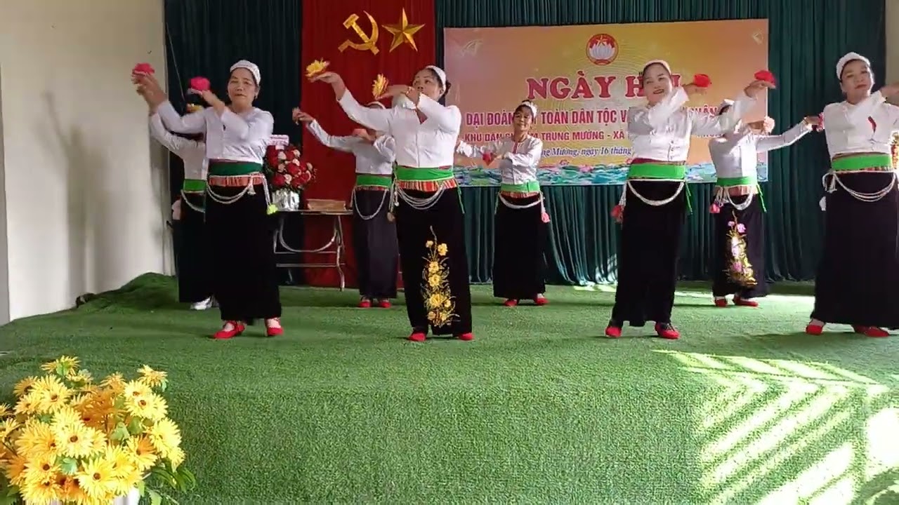 điệu múa hoa ban tuyệt vời CLB trung mương