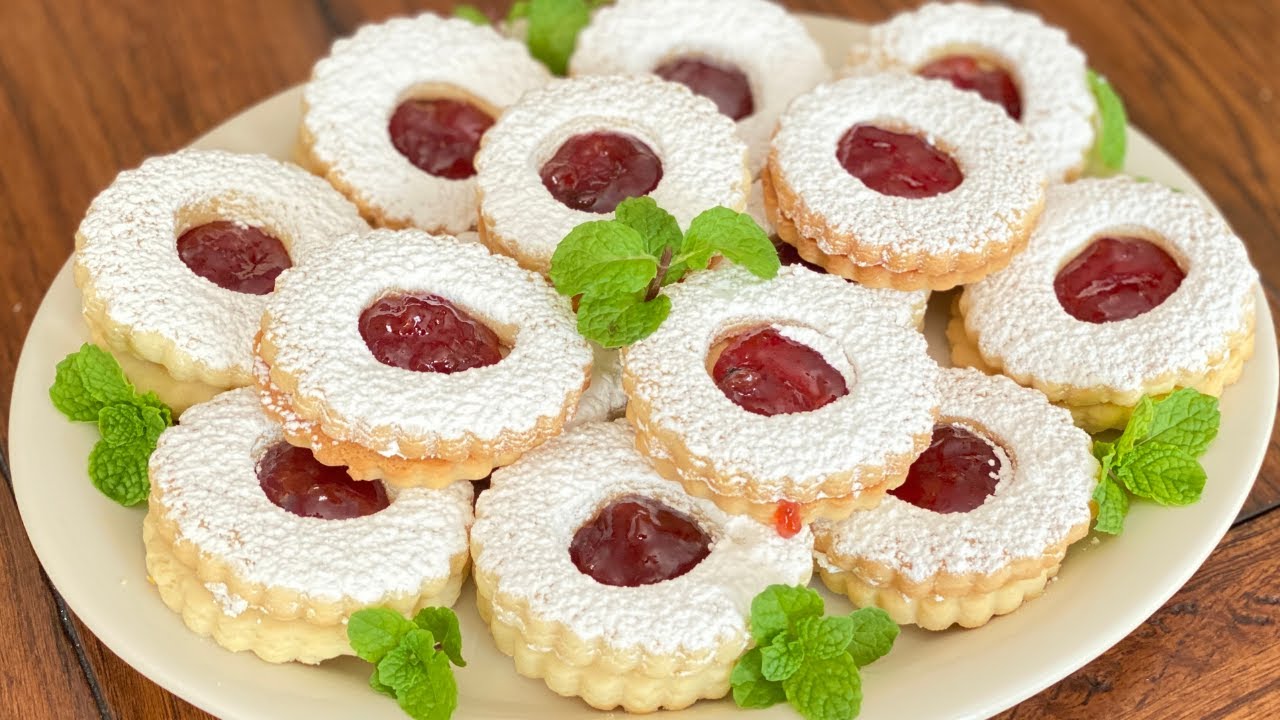 Cookies With Strawberry Jam Recipe- Sabl&eacute;s &agrave; la Confiture