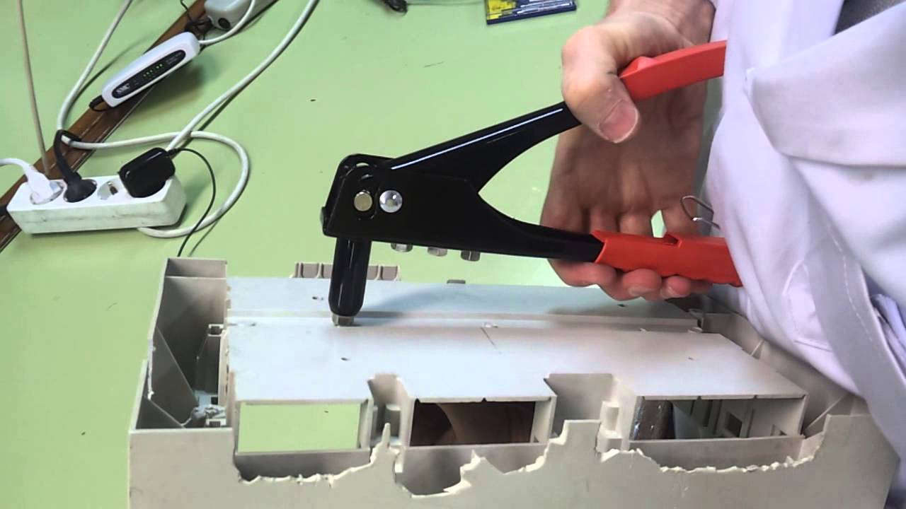 Cómo colocar remaches con una remachadora manual