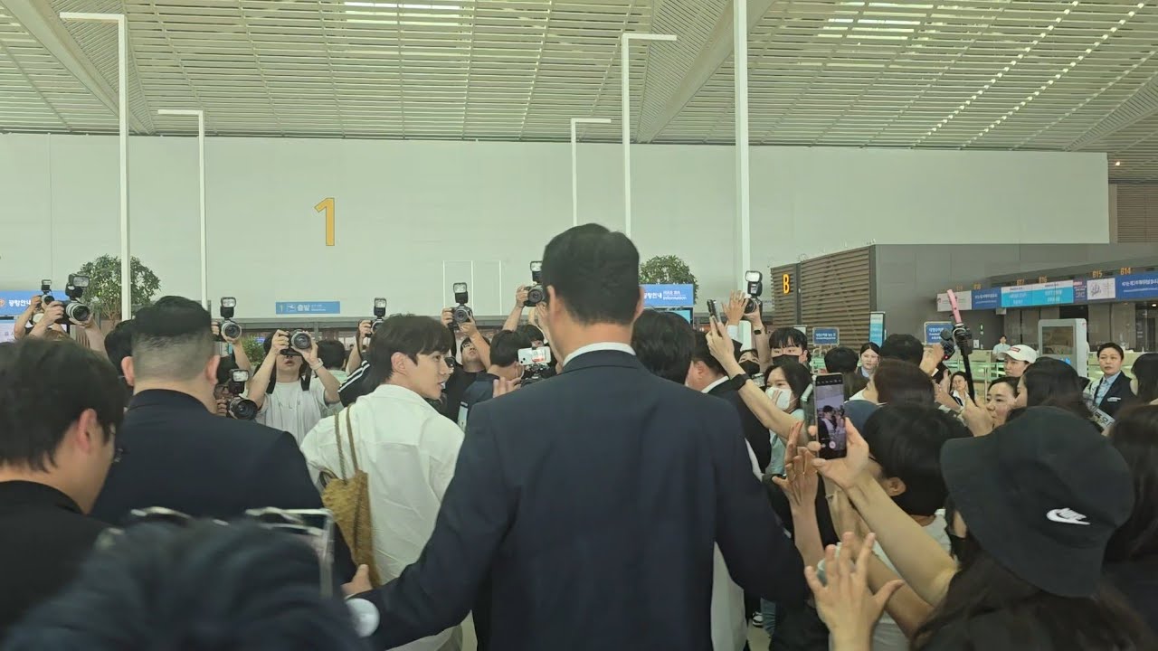 Fans going crazy over Lee Junho 이준호 at Incheon Airport 6-11-2024