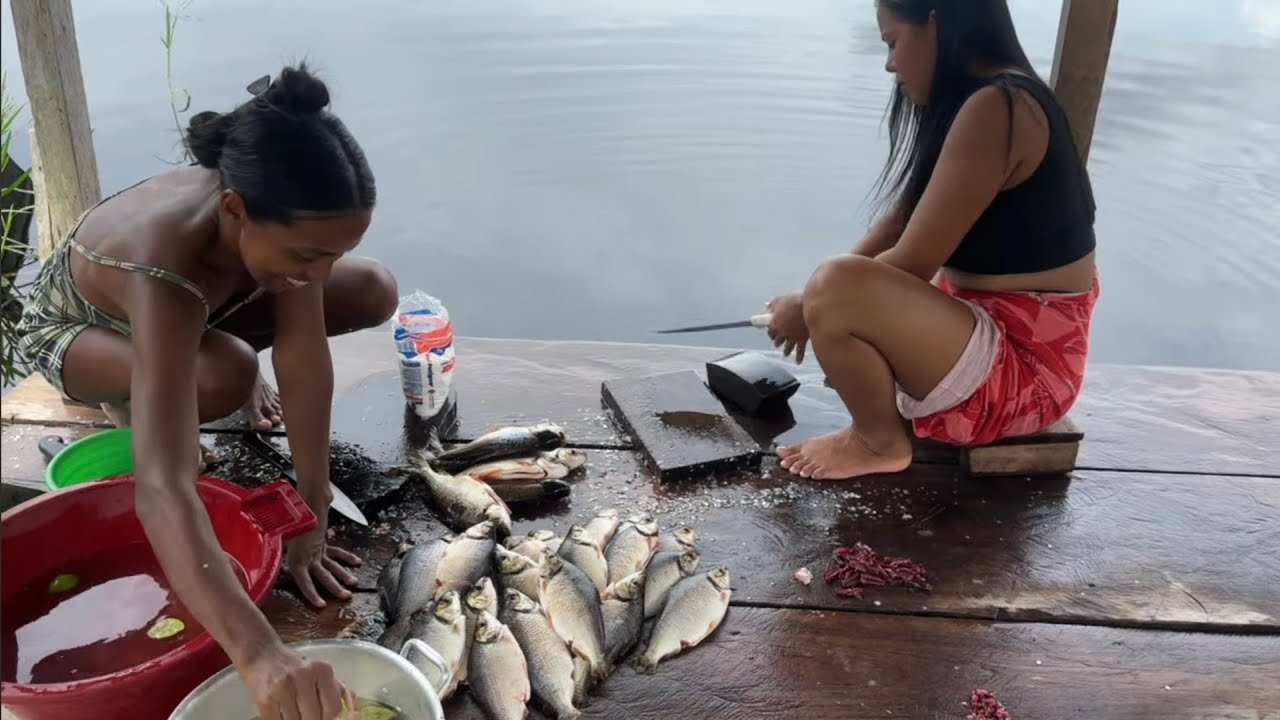 Peixe limpo e assado na brasa/Limpamos 30 Jaraquis pescados na hora/Lago Amanã. 