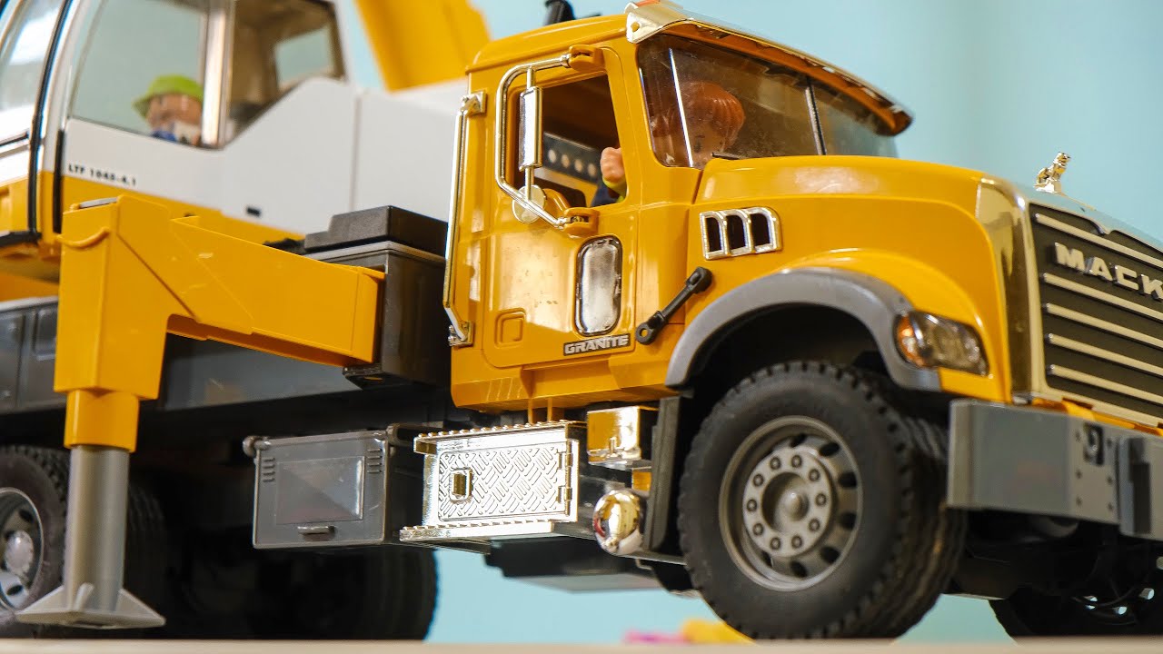 BRUDER 02818 MACK GRANITE LIEBHERR CRANE TRUCK