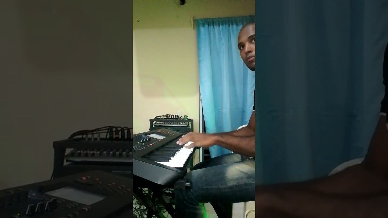 Daniel tocando merengue en el Yamaha modx 6+