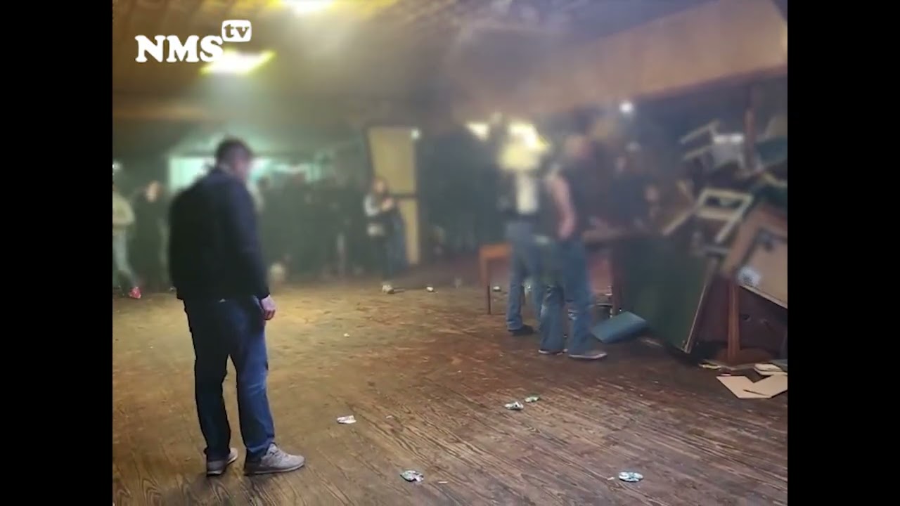 Die Besucher:innen haben den Eingang der Lokalität blockiert und die Polizei angegriffen.