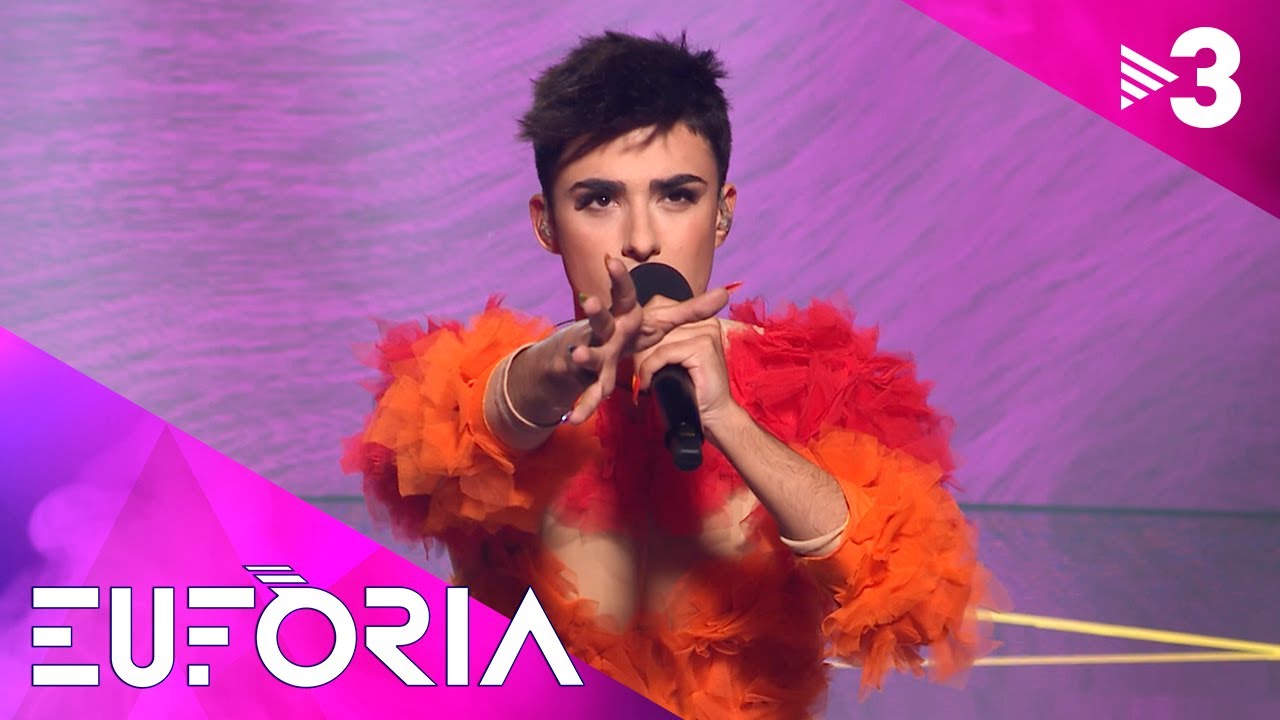 El Joan, en mode diva gai, canta 