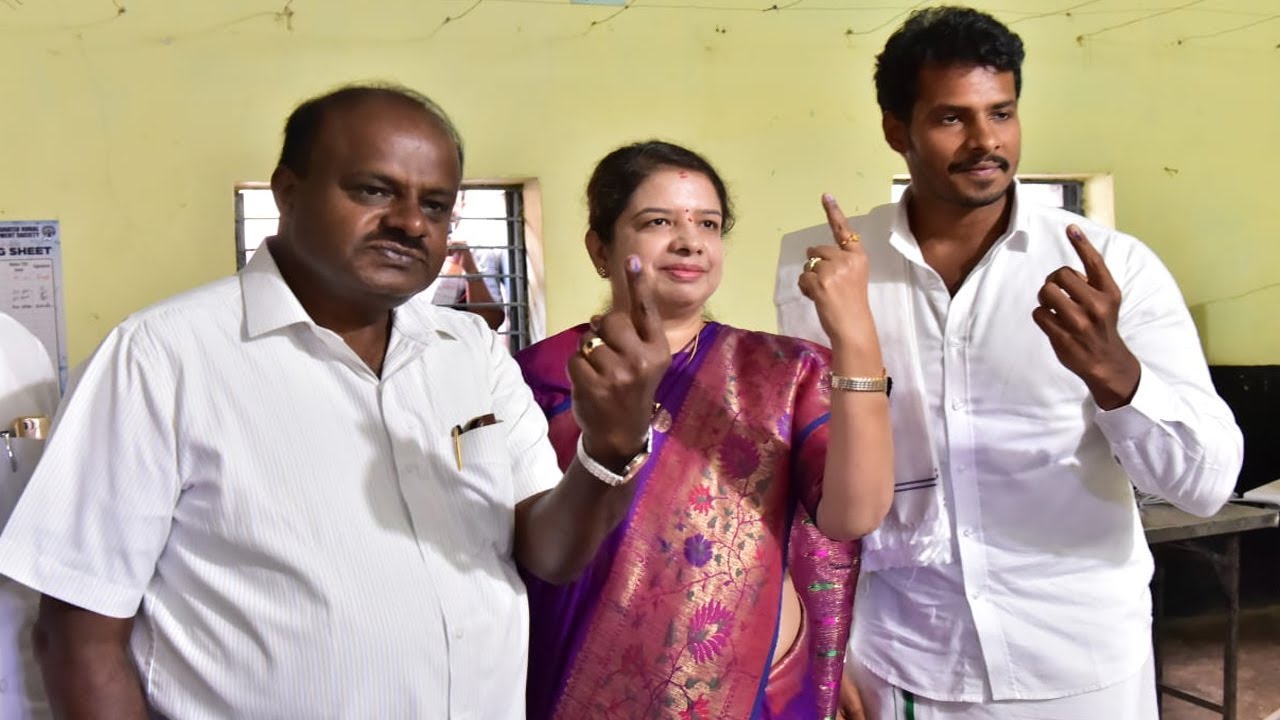 CM HD Kumaraswamy Family Casting Their Vote in Ramanagara | Nikhil Kumar Cast Vote Video | Polls2019