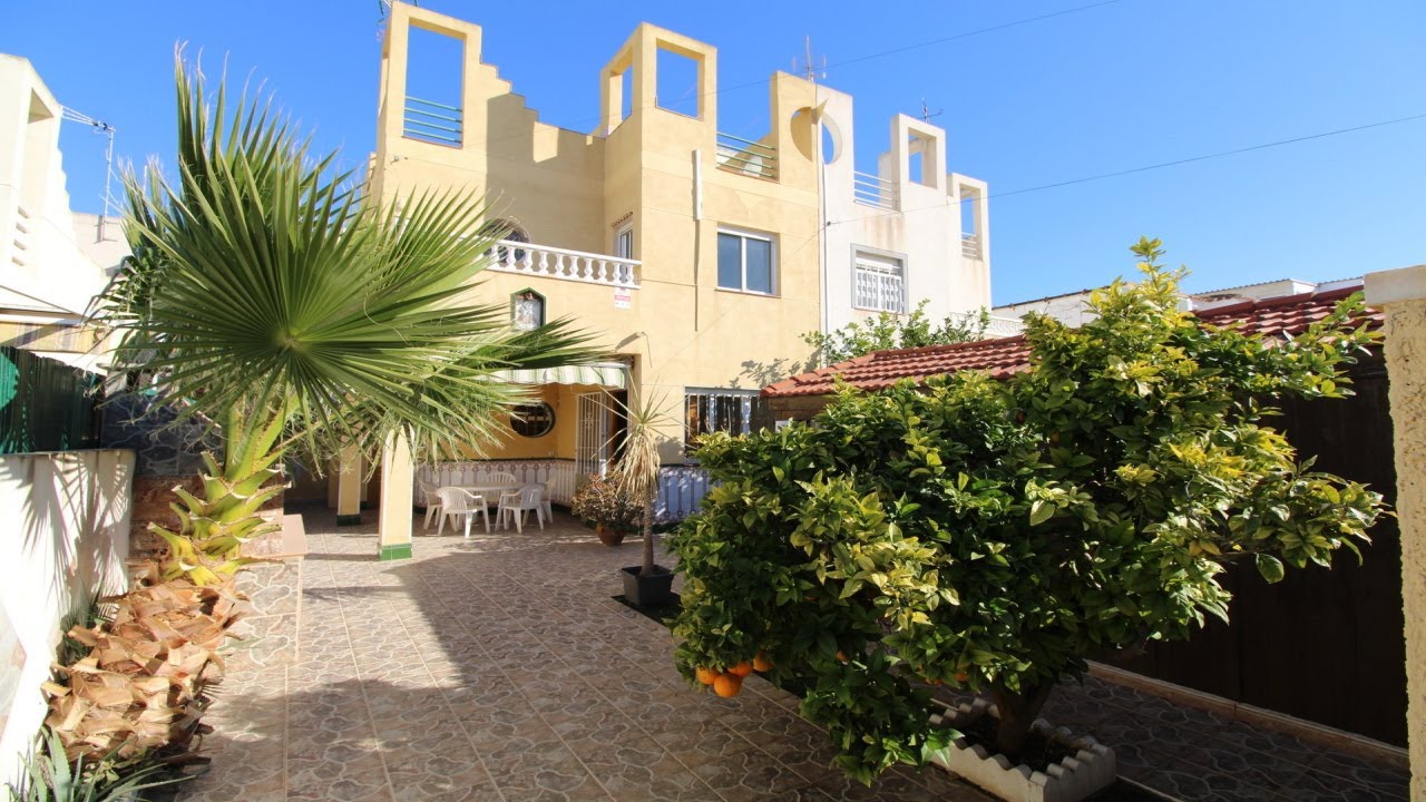 €149.000 - 3 bed, 1.5 bath townhouse in Torrevieja.