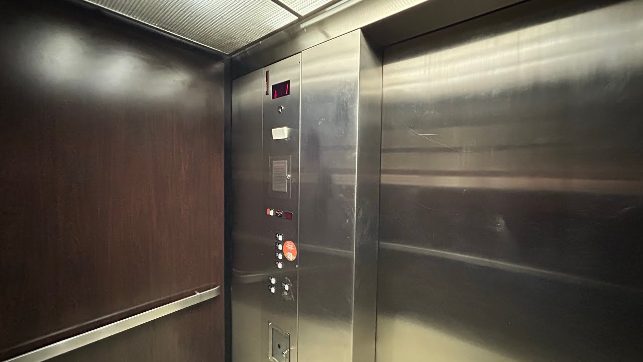 Schindler MT 300A Hydraulic Elevator at La Quinta Inn & Suites - Macedonia, OH