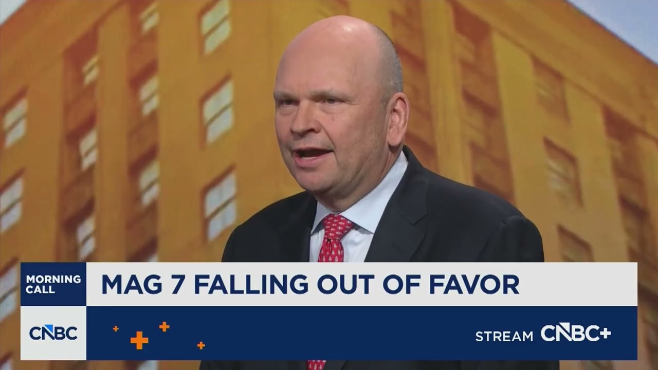 D.A. Davidson's Gil Luria explains why investors 'crowded into' Apple