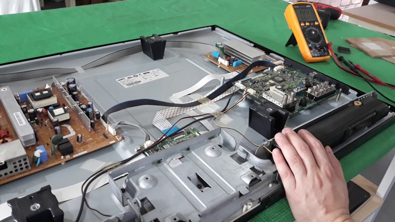 Defeito na TV Samsung PL42C430A1 - Relê atracando e desatracando. Efetuando o conserto.