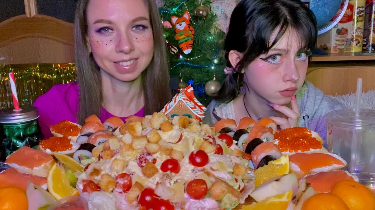 НОВОГОДНИЙ🎄МУКБАНГ/🥗САЛАТ ЦЕЗАРЬ/🍣РОЛЛЫ ДОМАШНИИ/🥪БУТЕРБДЫ С ИКРОЙ/КРАСНОЙ РЫБОЙ/ФРУКТЫ/MUKBANG