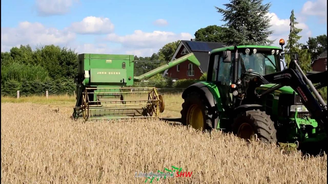 Gezogener John Deere 360 Drescher im Einsatz