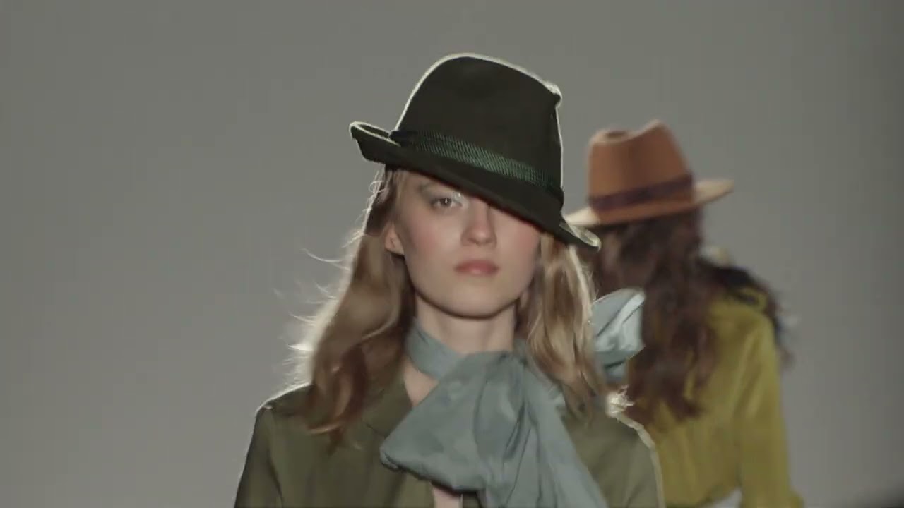 MENCHEN TOMAS 080 BARCELONA FASHION 28 OCT 2022 ALTA
