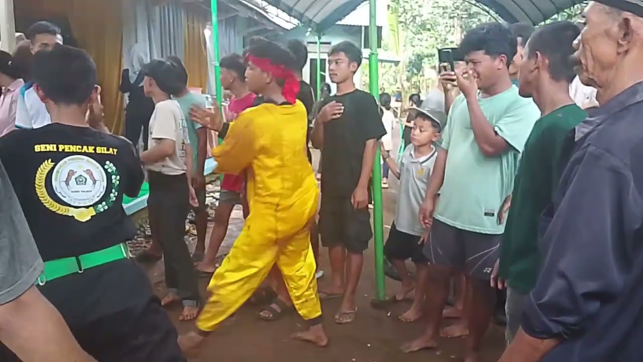 Kuda lumping pimpinan Erlan beraksi di kp Kadu malam,, seru ada yang ke rasukan....
