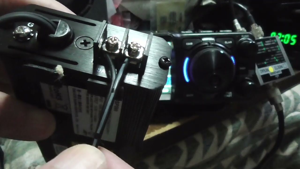 FTX-1 FIELDに、5A電源DSP500をつないで使ってみました。FTX-1の充電中のシンボルの出方がおかしいけれど。