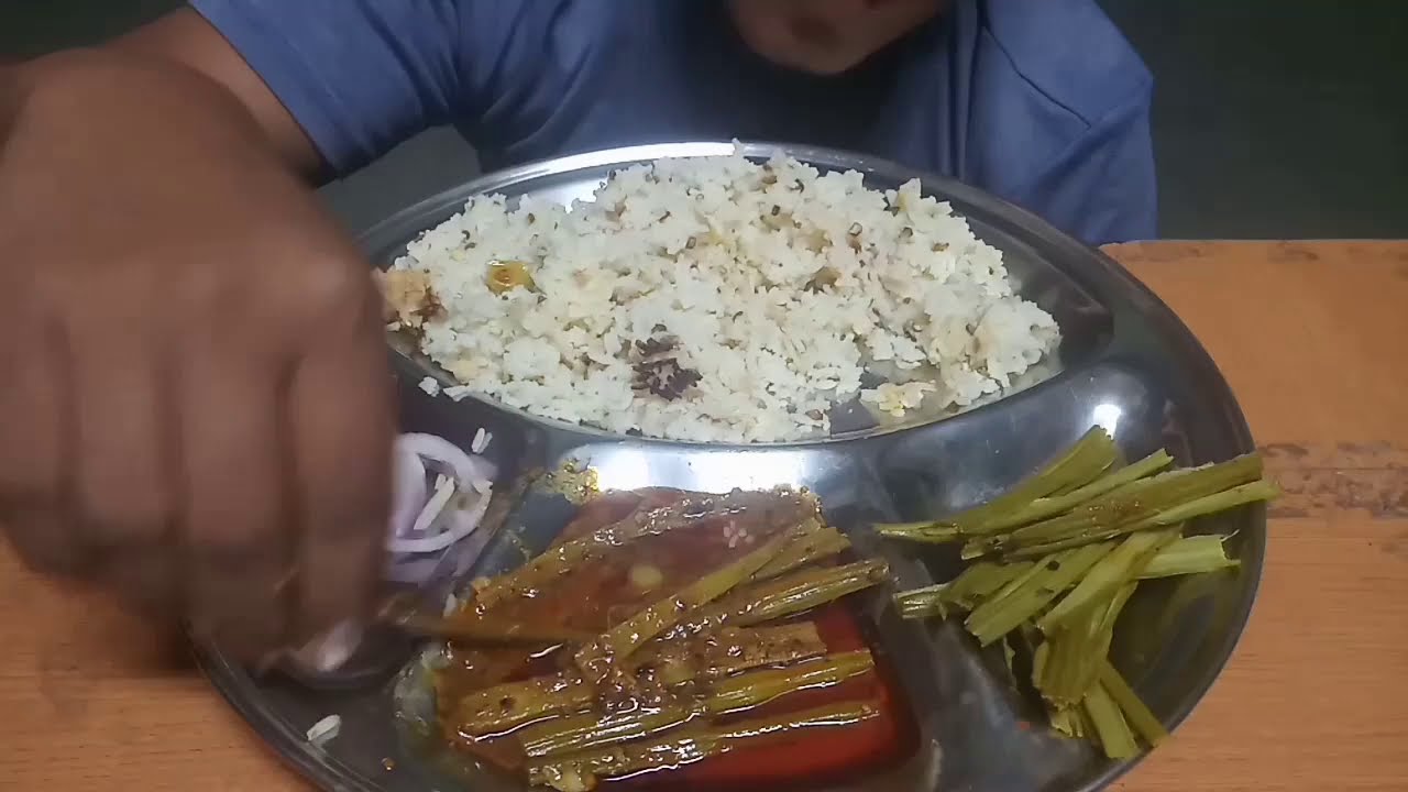 DESI SARAGAVO EATING RICE'S 😅...