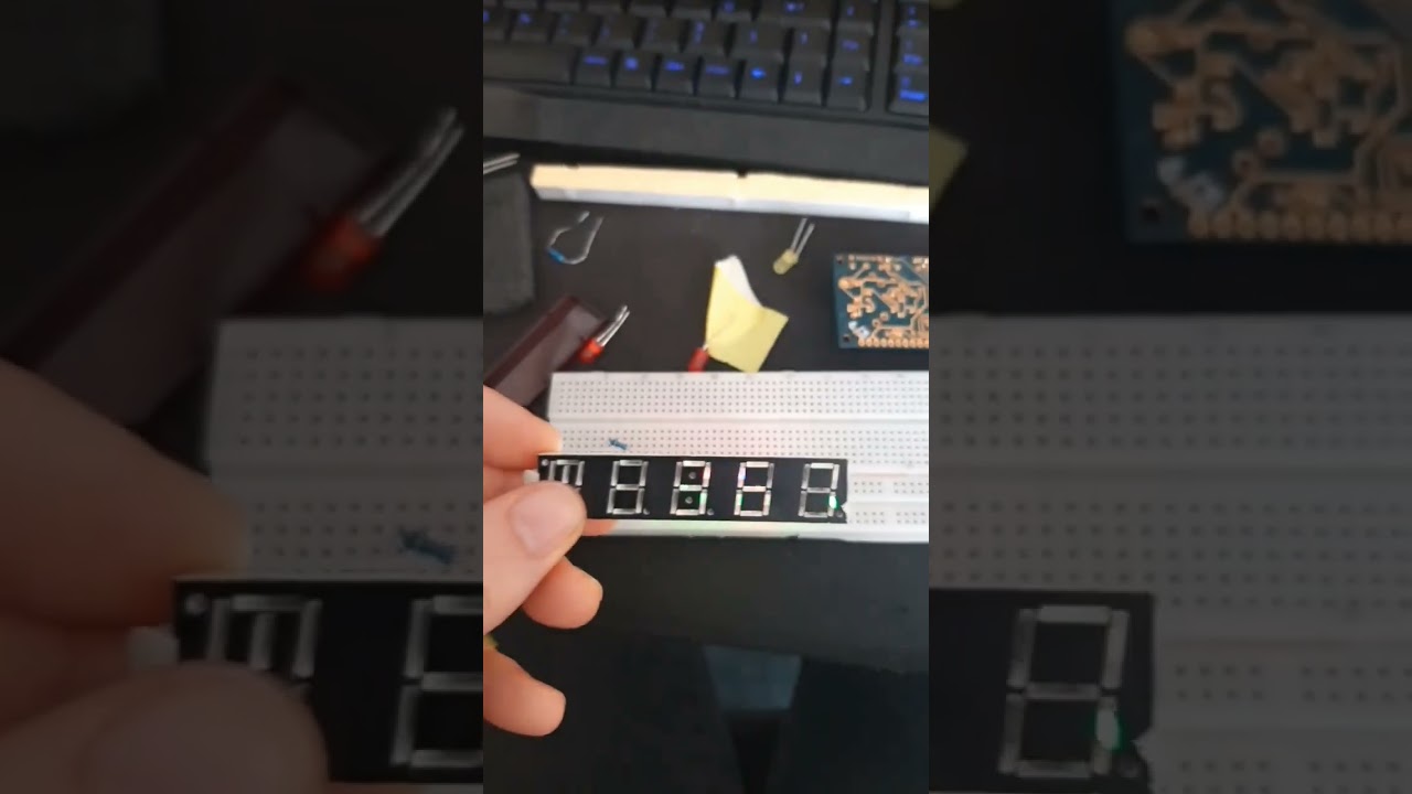 d&eacute;montage et beaumification d'un &eacute;cran de r&eacute;veil #7segments #clock #screen