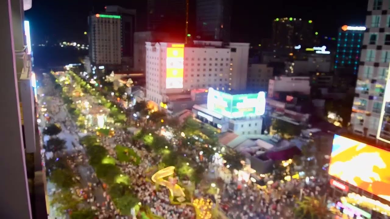 Toàn cảnh phố đi bộ Nguyễn Huệ rực rỡ từ tầng 13 Palace Saigon trong ngày mùng 2 Tết Bính Ngọ 2026