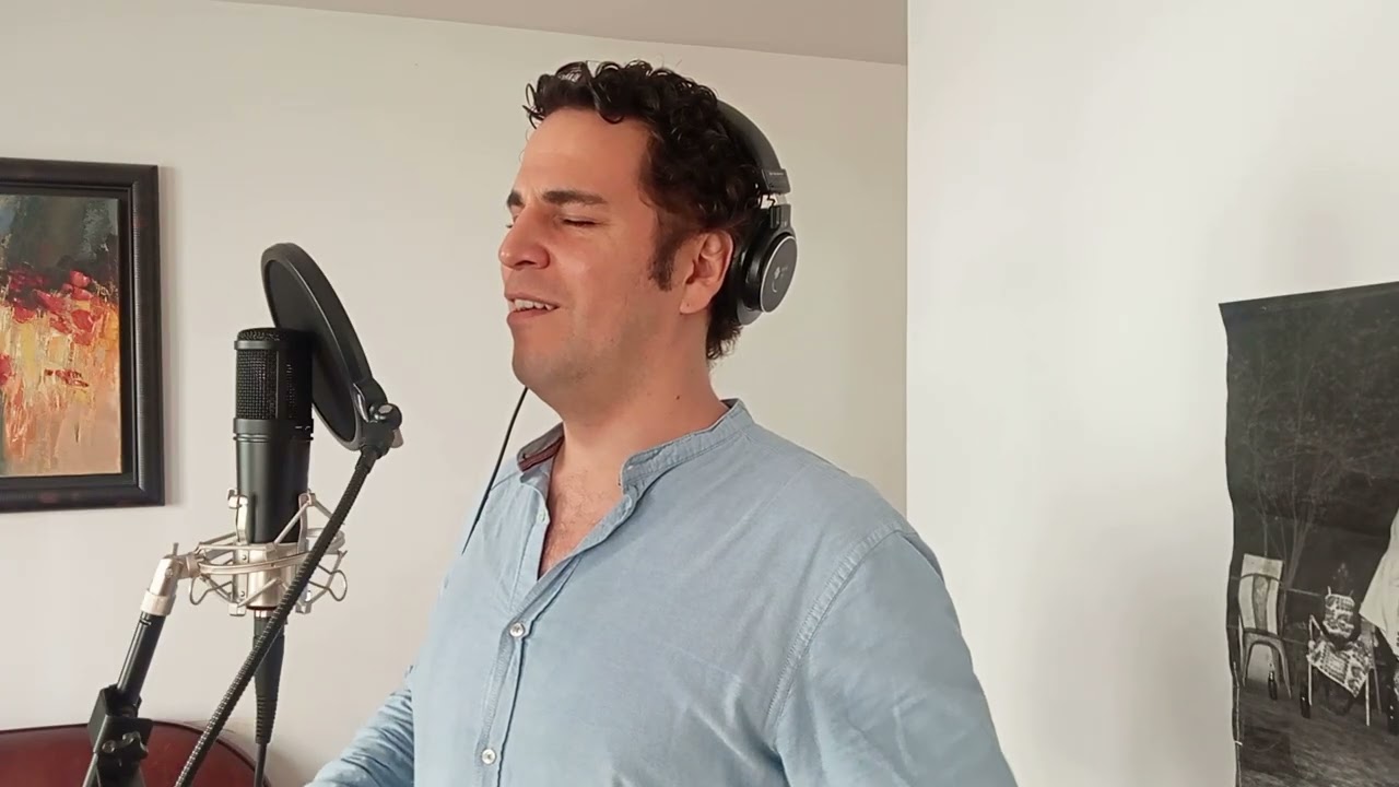 Elio sings Por ti volare