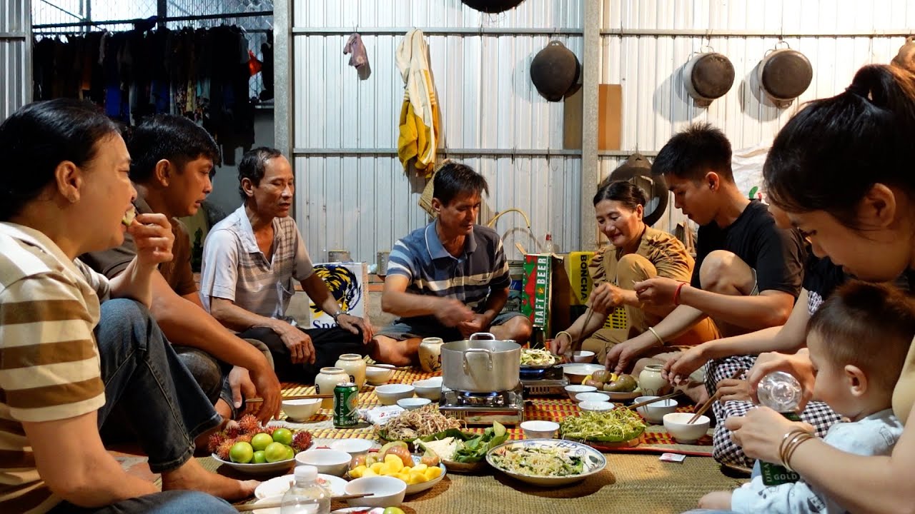 Ch&uacute; Michael Đặng Canada Tặng Gia Đ&igrave;nh Bữa Ăn Th&acirc;n Mật Khi Ph&aacute;t Qu&agrave; Đ&atilde; Xong #139