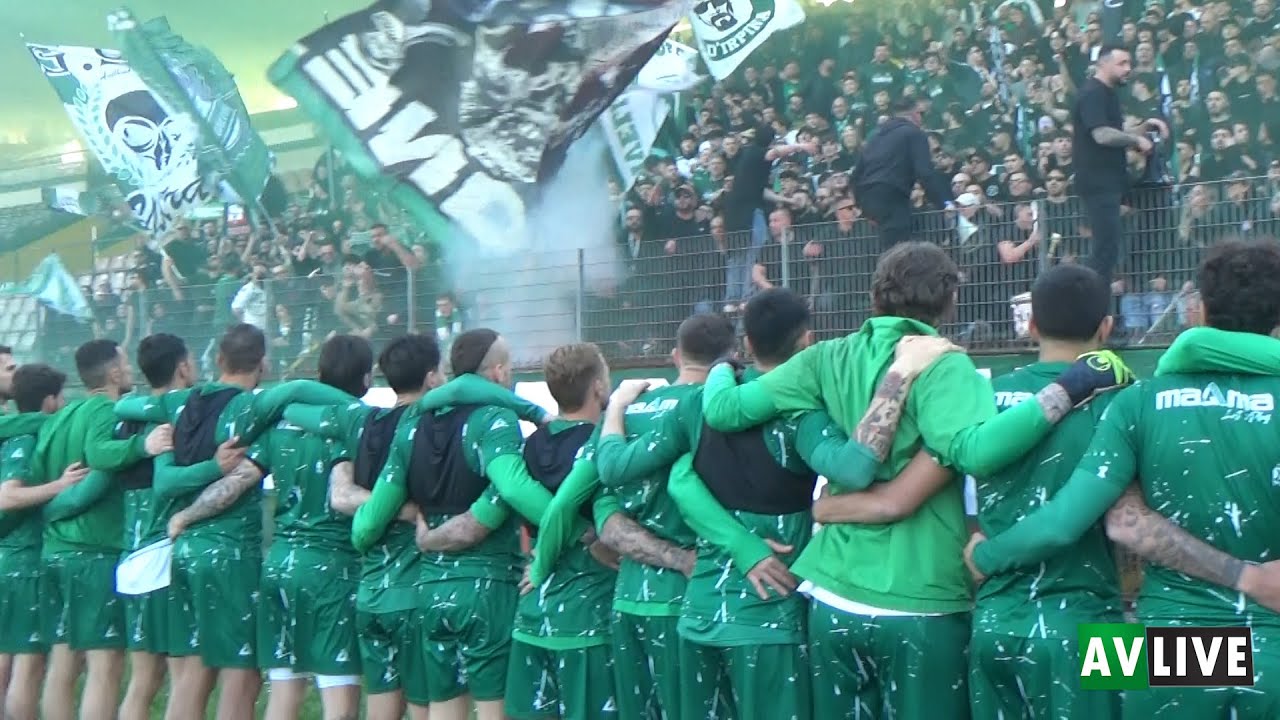 I tifosi caricano l'Avellino: 