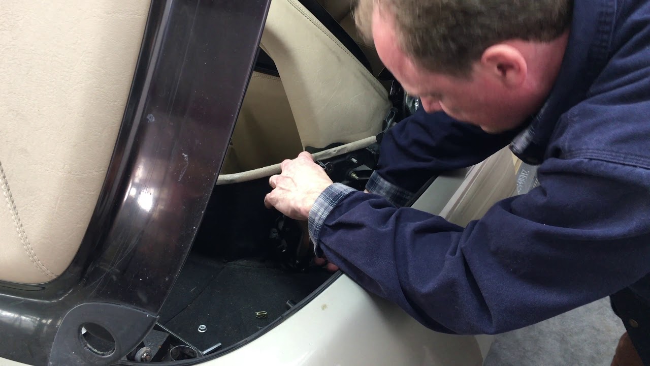 Mercedes R129 SL-Class.- Chapter 3 - Replacing the Tonneau Cover Lock Cylinders