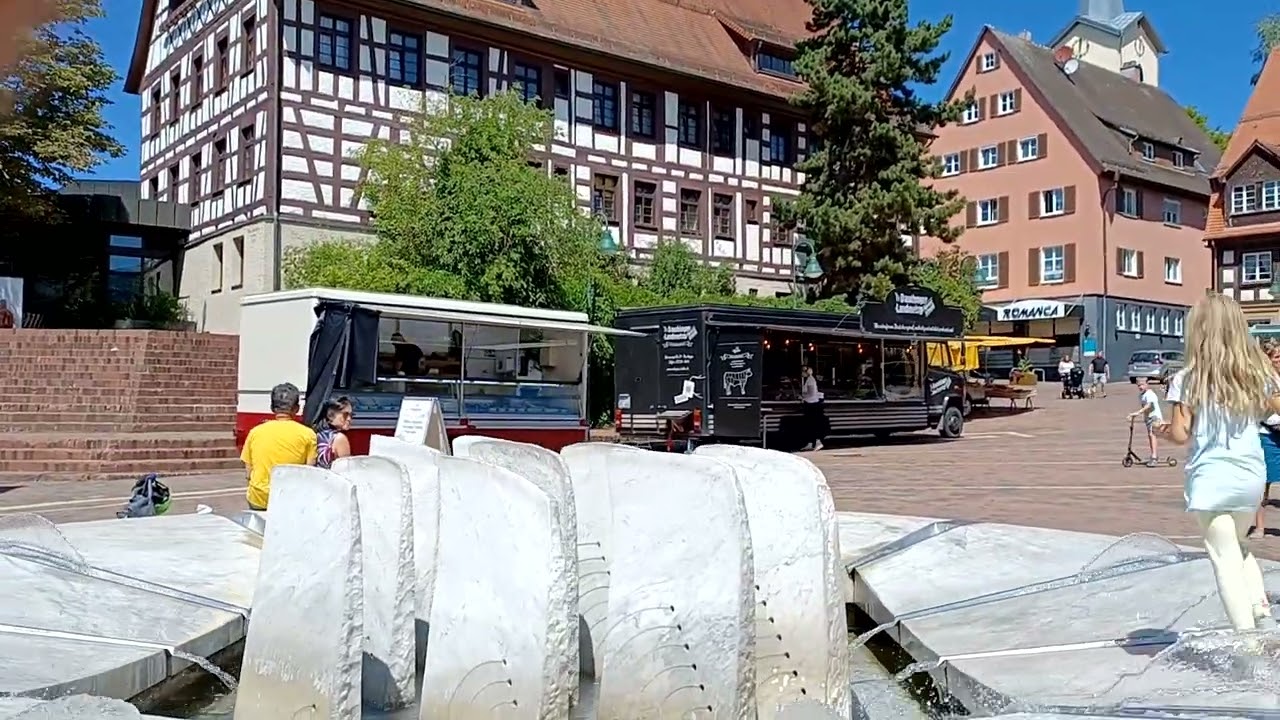 Schwenningen Gemüsemarkt im Sommer mit Uhrenbrunnen 20220716 120258