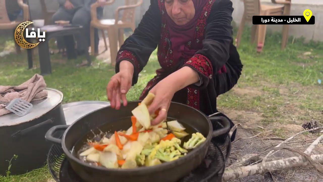 المفتول في دورا، عادة رمضانية فلسطينية قديمة تجمع الناس حول المائدة