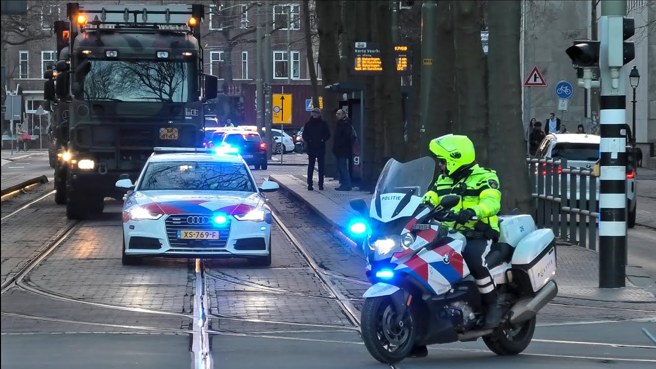 Spoedbegeleiding van 26 legertrucks door politie voor demonstraties in Den Haag