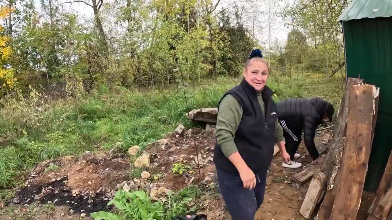 КобрИнский распил бензопилой. Оксана потрошит доски'