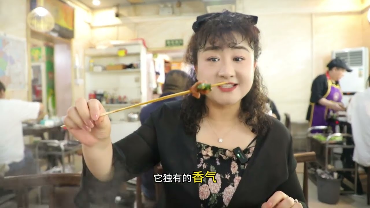 用一把肉串串放到火锅里化身全场最靓显眼包 疯了吧四十度吃火锅，我吃，吃的就是这一锅麻辣滚烫，今天我才是全场的MVP