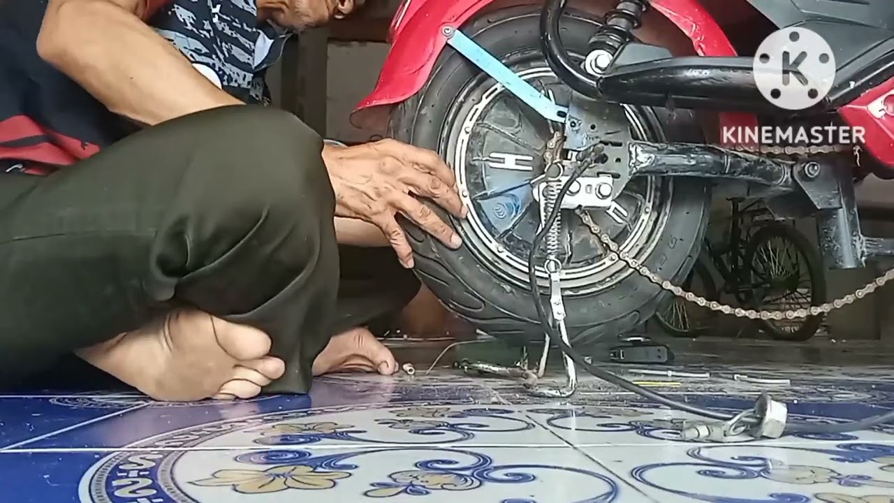 รถไฟฟ้า》วิธีถอดล้อ ประกอบล้อ และระบบเบรค รถจักรยานไฟฟ้า : Rear wheel & brake fitting@Thim2002