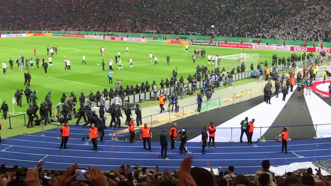 VERSUCHTER PLATZSTURM der Frankfurt Fans - entscheidener VIDEOBEWEIS - und das Tor zum 3:1 in einem