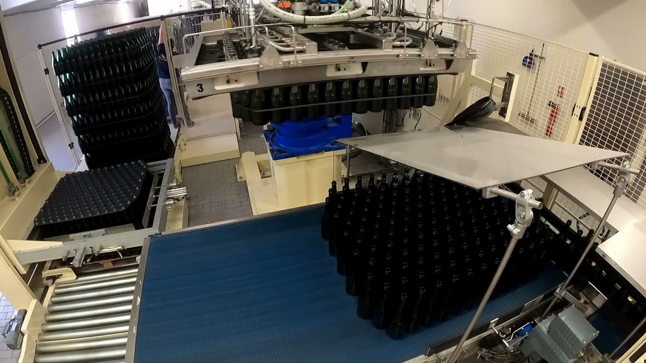 Dépalettisation robotisée de verreries vides 10 000bh / Robot for depalettising empty glass bottles