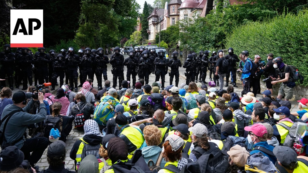 Thousands protest as Germany's far-right AfD holds its national convention