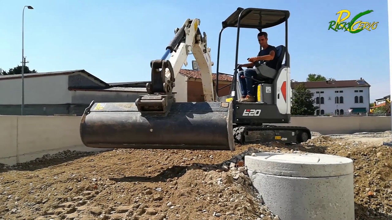 Bobcat E20 Leveling Gravel | Zanuso Scavi 2019