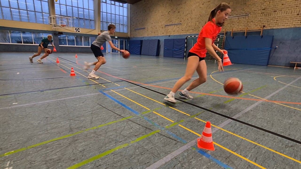Koordinatives Aufwärmen mit Basketbällen