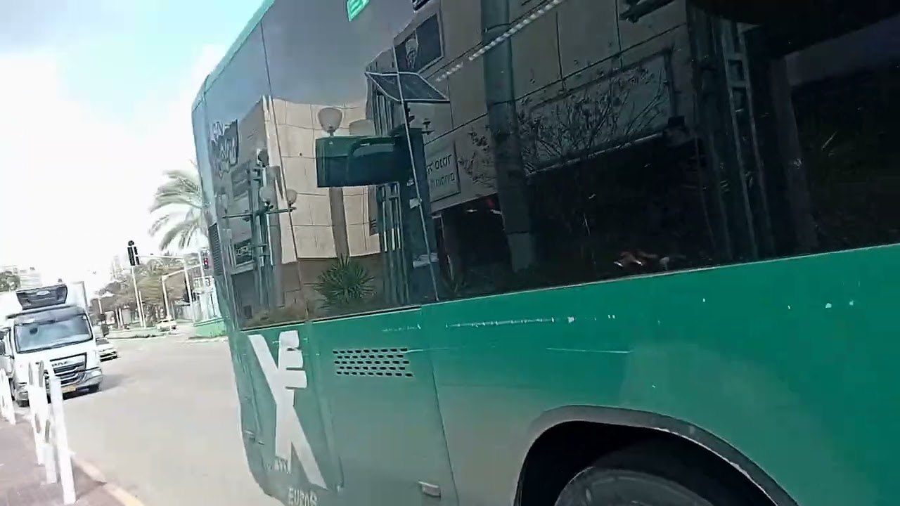 ירידה מהוולוו פיוניר של אגד בקו 71 מתל אביב לראשון לציון ברחוב יוסף לישנסקי ראשון לציון