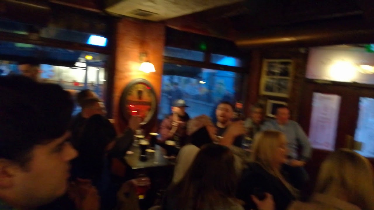 Все поют. Cranberries - Zombie Auld Dubliner Pub, Ireland.
