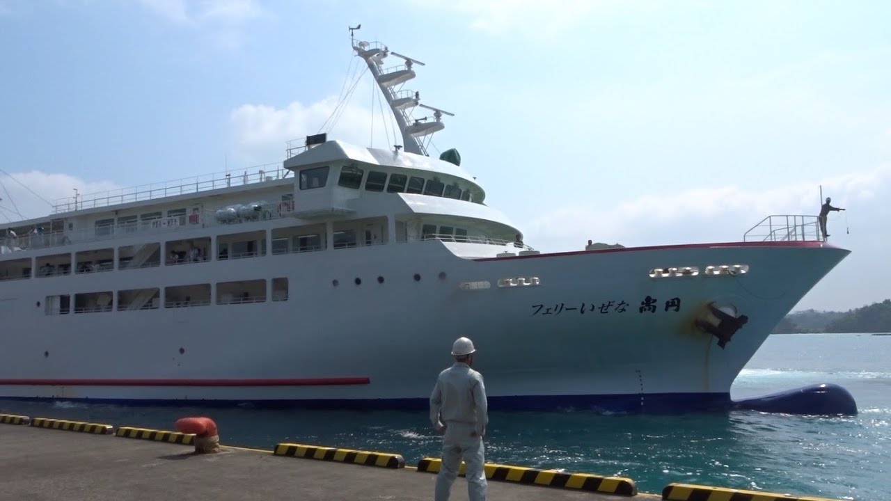 運天港　フェリーいぜな尚円　接岸　綱取り　（沖縄）