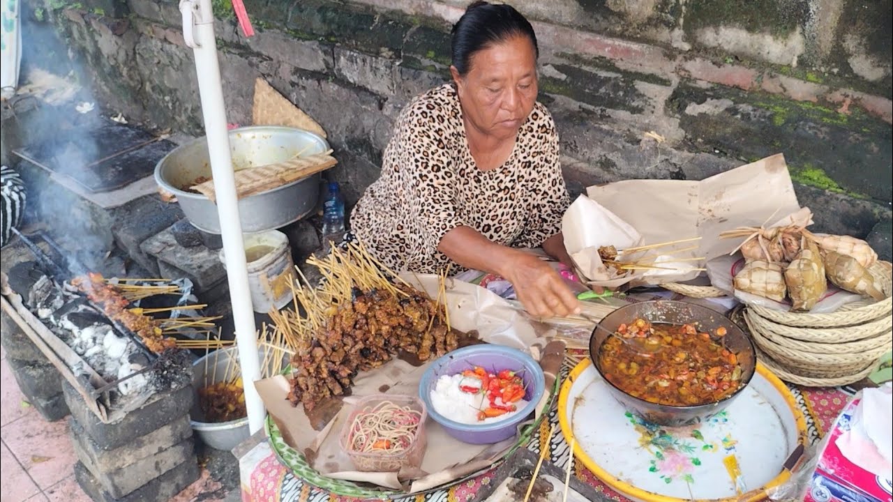 Jualannya Di Bawah Pohon, Sate Babi Dengan Sambel Bali, Dagingnya Empuk Bumbunya Banyak & Meresap