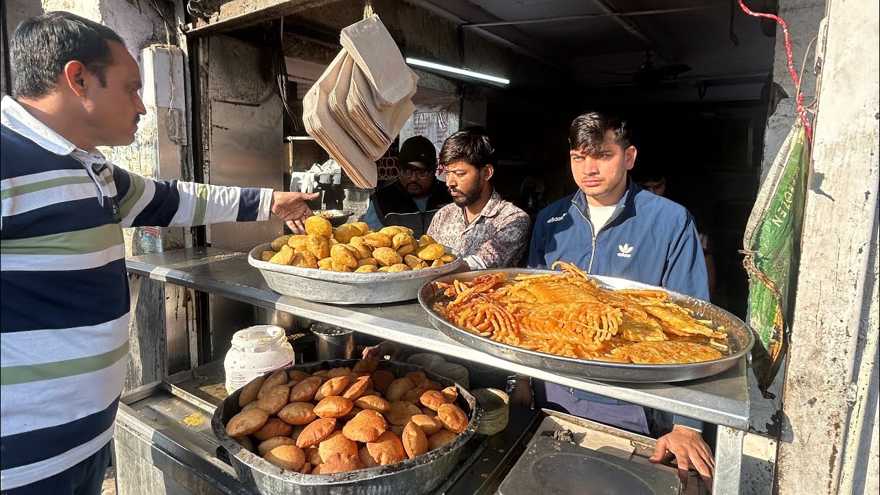 शहर की इस 60 साल से ज्यादा पुरानी का नाश्ता हर किसी को है पसंद /Agra Food